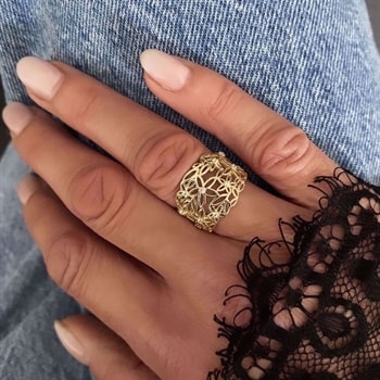 Ring i 8 Karat Guld med Zirkonia – Smukt Udskåret Blomsterdesign